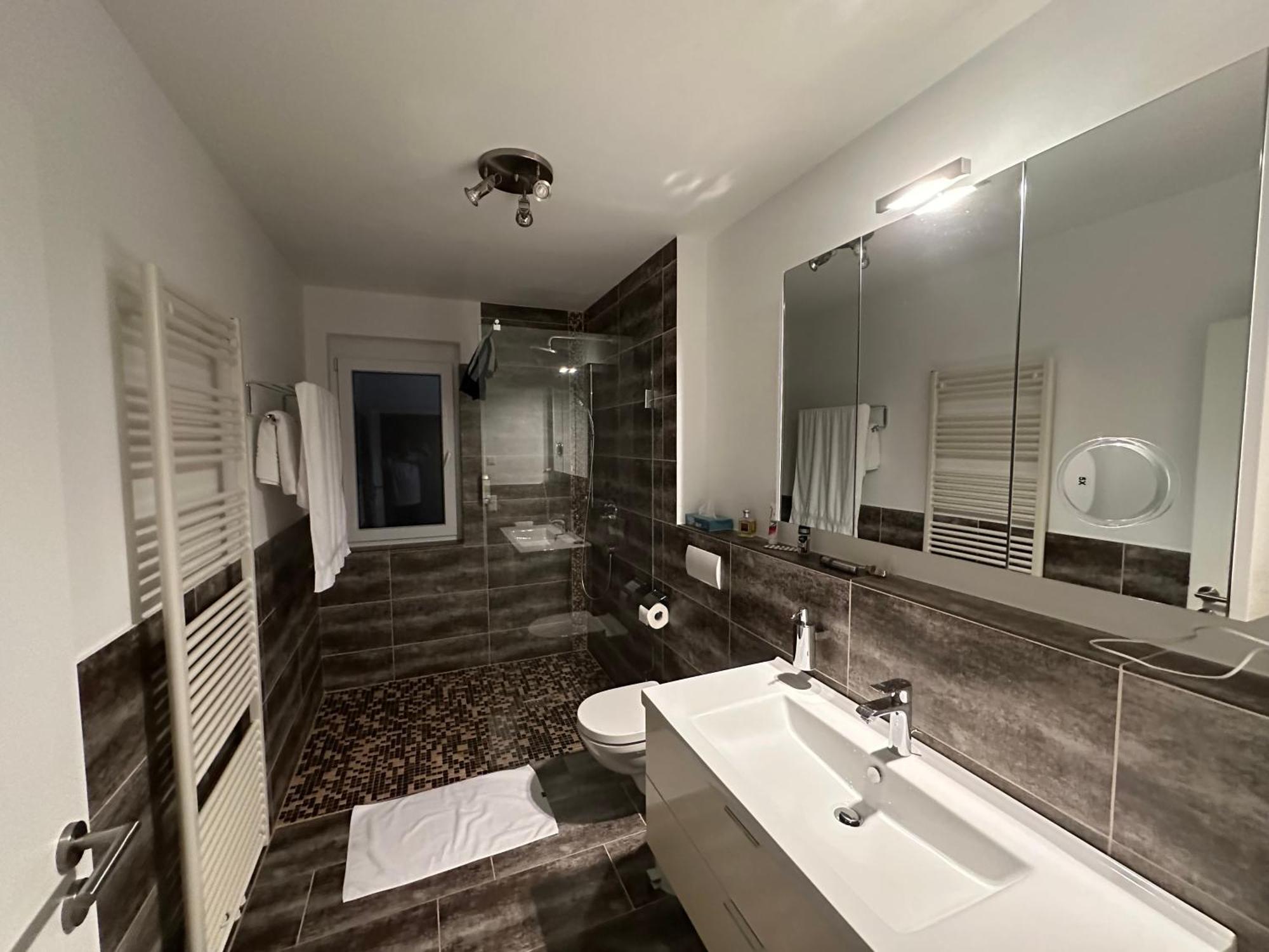 2-Zimmer-Ferienwohnung Mit Hotelservice Und 2 Balkons - Golf, Bike Und Wellness Im Markgraeflerland Бад Белинген Екстериор снимка