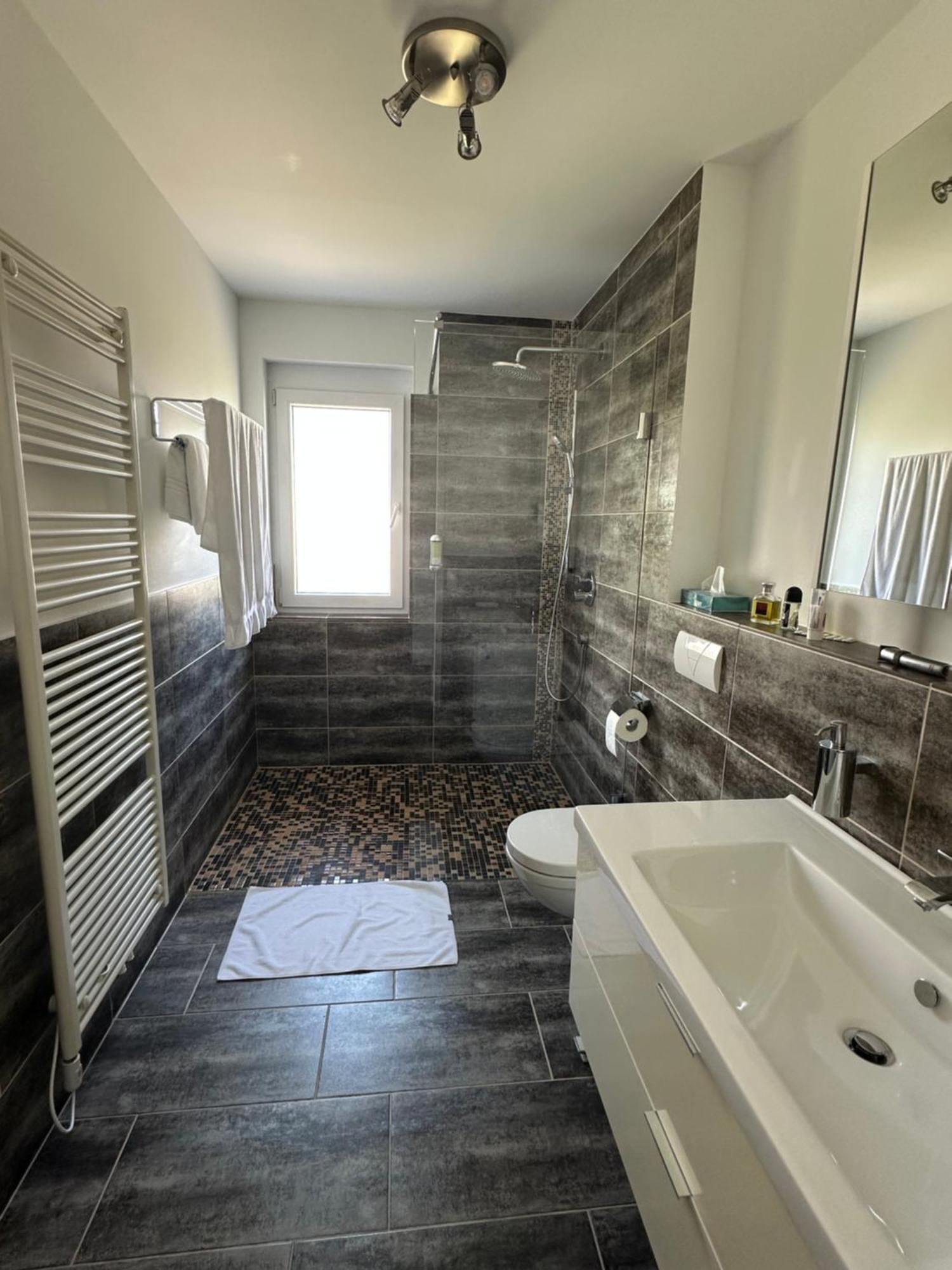 2-Zimmer-Ferienwohnung Mit Hotelservice Und 2 Balkons - Golf, Bike Und Wellness Im Markgraeflerland Бад Белинген Екстериор снимка